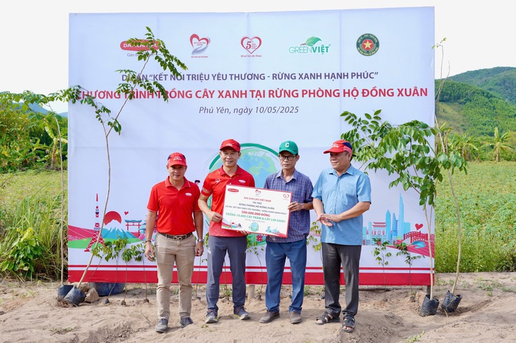 Dai-ichi Life Việt Nam góp trồng hơn 10.000 cây xanh tại rừng phòng hộ Đồng Xuân, Phú Yên - Ảnh 1.