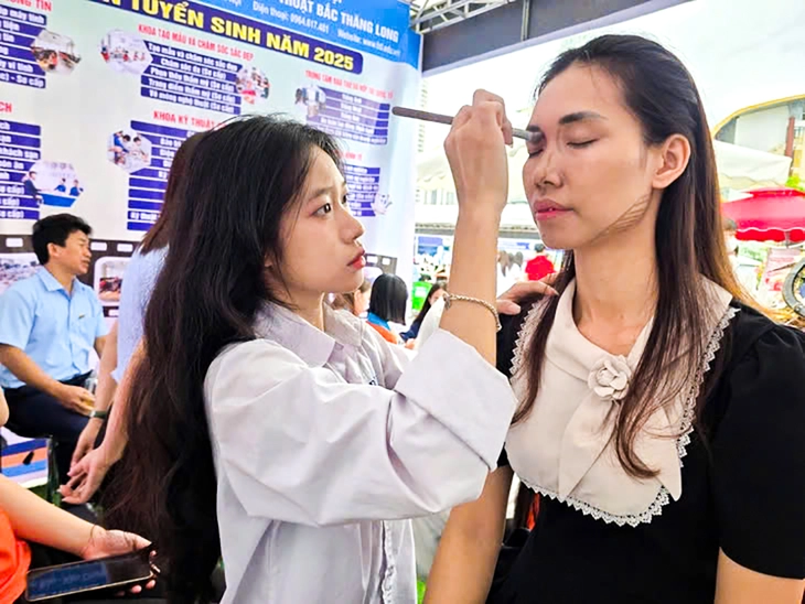 10.000 học sinh cuối cấp trung học cơ sở tham gia ngày hội tìm hiểu ngành nghề - Ảnh 1. học sinh - Ảnh 1.