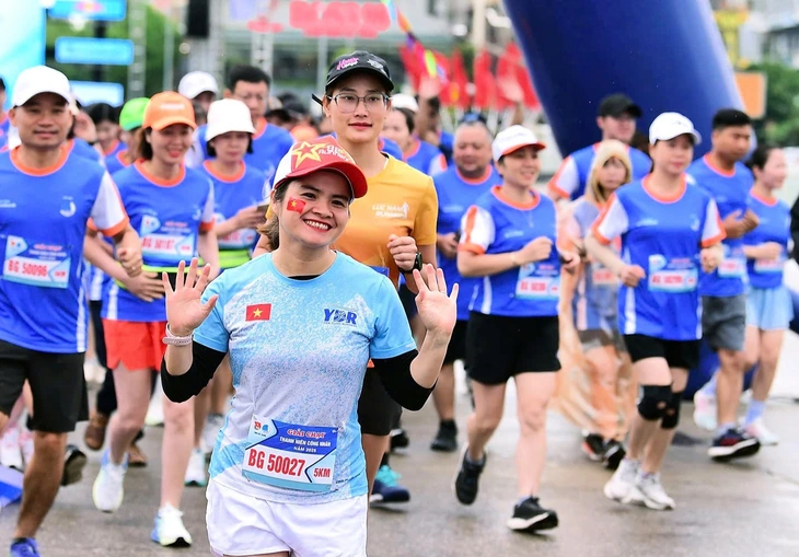 Công nhân xỏ giày đi chơi thể thao, lan tỏa năng lượng tích cực - Ảnh 3.