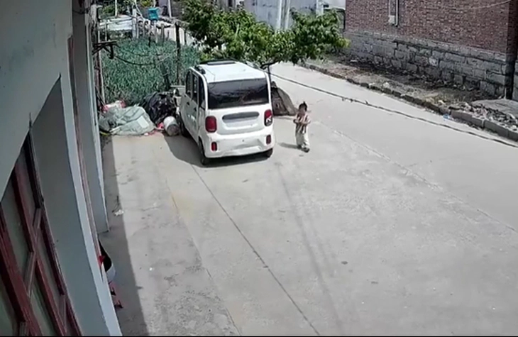 Nghịch cổng sạc ô tô điện, bé trai khóc thét vì bỏng tay - Ảnh 1.