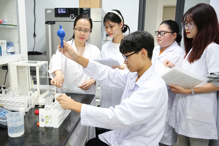 Toàn bộ sinh viên Đại học Quốc gia Hà Nội sẽ học ứng dụng AI từ năm nhất - Ảnh 1.