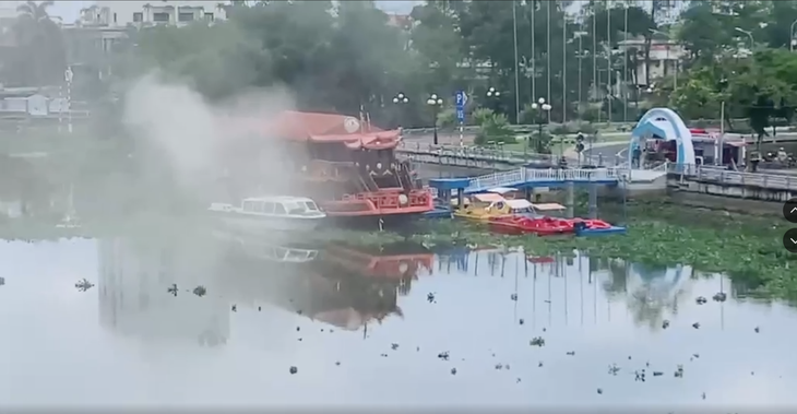 Du thuyền trên Vàm Cỏ Tây ở Long An bốc khói, neo đậu gần nửa năm chưa thấy hoạt động - Ảnh 1.
