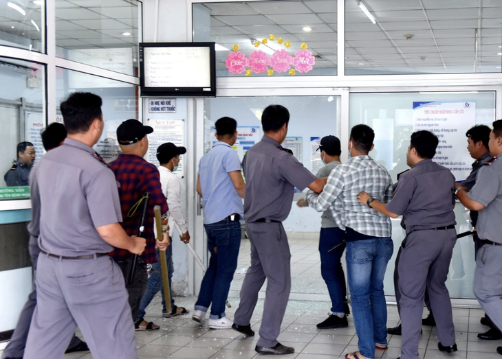 Liên tiếp hành hung nhân viên y tế: Bộ Y tế chỉ đạo lắp camera giám sát, tập huấn kỹ năng giao tiếp - Ảnh 1. hành hung nhân viên y tế - Ảnh 1.