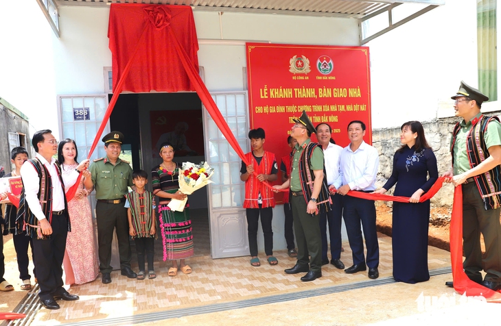 Bộ Công an hỗ trợ 30 tỉ đồng giúp Đắk Nông xóa nhà dột nát, nhà tạm - Ảnh 3.