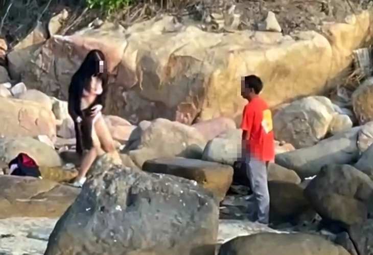 Đưa người đàn ông có hành vi biến thái trước mặt các cô gái ở bờ biển Nha Trang về phường làm việc - Ảnh 1. biến thái - Ảnh 1.