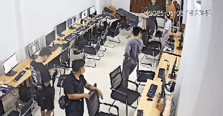 Giám đốc Công an Hà Nội chỉ đạo kiểm tra thông tin cán bộ công an phường bị tố đánh người - Ảnh 1.
