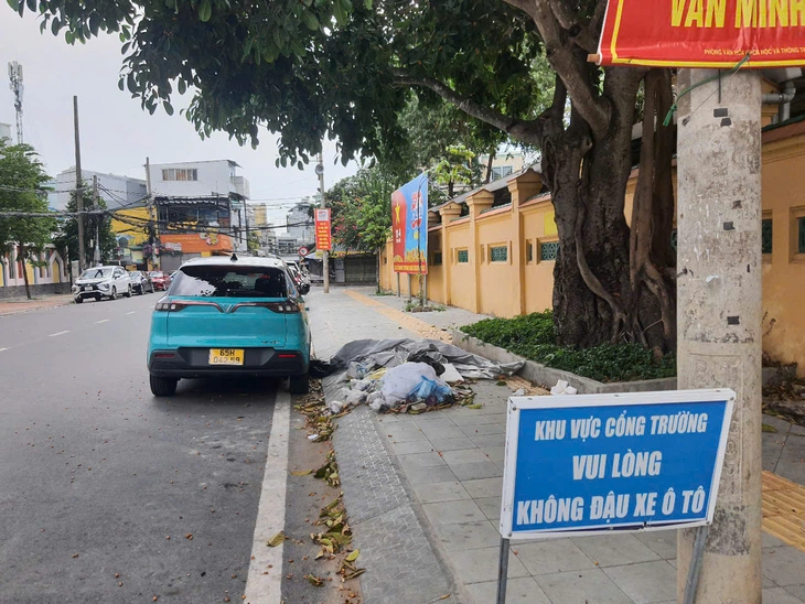 Chả hiểu vì sao người dân cứ vứt rác quanh cổng trường Châu Văn Liêm, Cần Thơ - Ảnh 1.