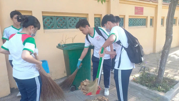 Chả hiểu vì sao người dân cứ vứt rác quanh cổng trường Châu Văn Liêm, Cần Thơ - Ảnh 2.