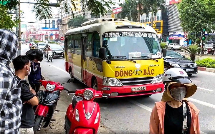 Nhiều nhà chờ xe buýt ở TP.HCM bị vẽ bậy, chiếm dụng, bảng thông tin điện tử không hoạt động - Ảnh 9.