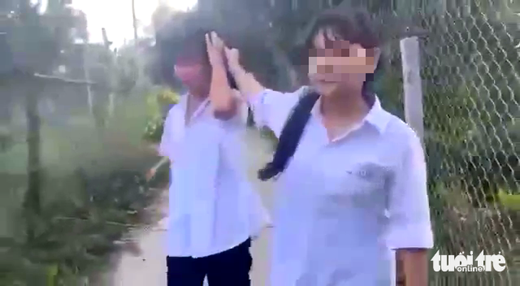 Đuổi học 1 tuần 2 nữ sinh đánh và làm nhục bạn học cùng trường - Ảnh 1.