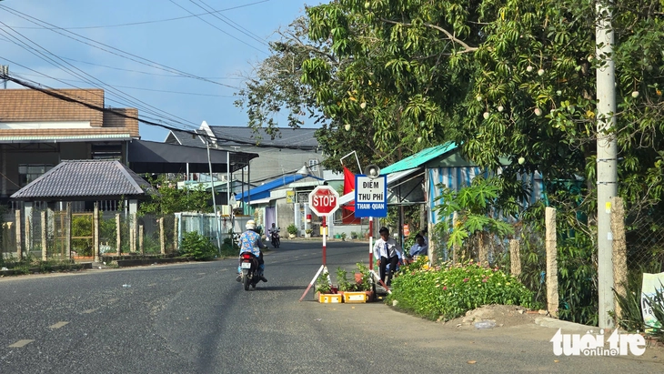 Tháo các biển báo không hợp lý ở chốt thu phí Núi Sam - Ảnh 1. Núi Sam - Ảnh 1.