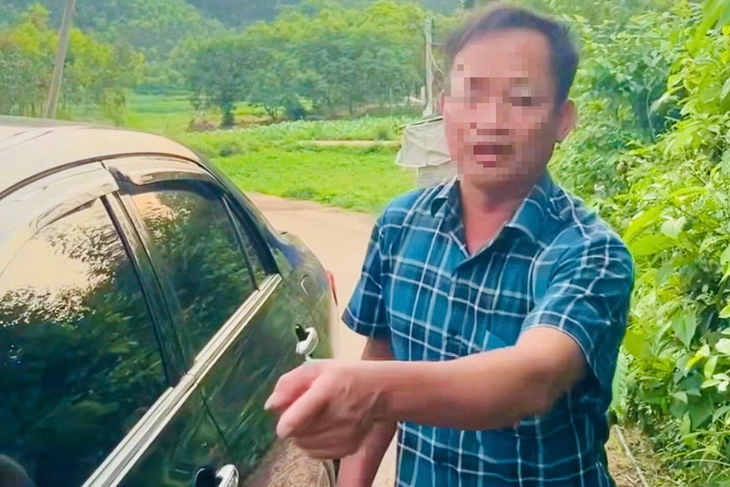 Cán bộ xã hành hung cô gái 23 tuổi vì mâu thuẫn khi đi đường - Ảnh 1.