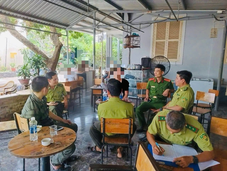 Mang chim đến quán cà phê không có giấy tờ sẽ bị phạt Mang chim đến quán cà phê không có giấy tờ sẽ bị phạt