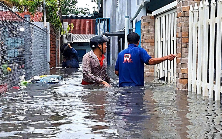 Mây dông gây mưa gió TP.HCM, đề phòng mưa ngập, cây ngã giờ tan tầm - Ảnh 2.