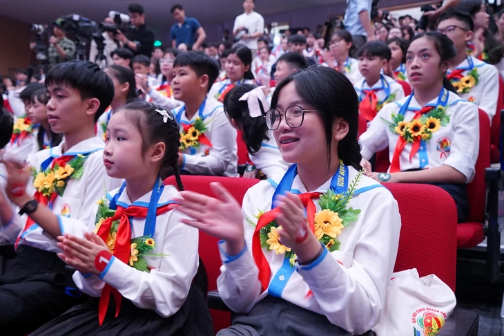 Cháu ngoan Bác Hồ - Ảnh 1.