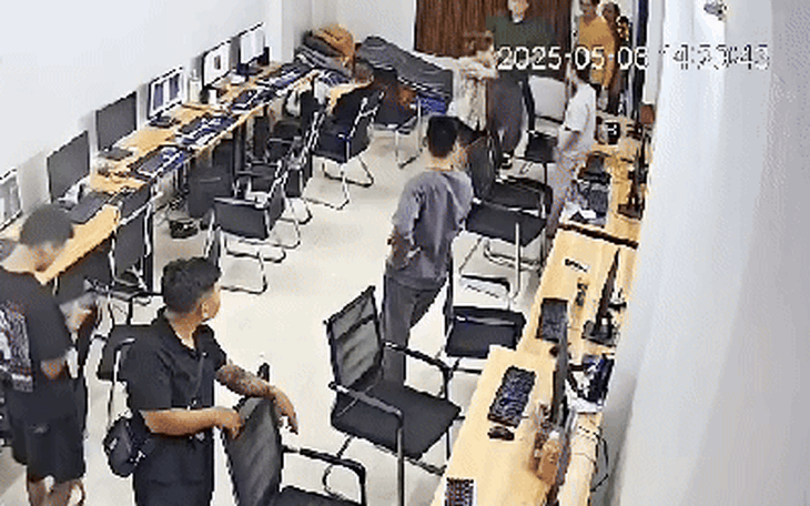 Tạm đình chỉ phó công an phường liên quan video tát nam thanh niên - Ảnh 2.