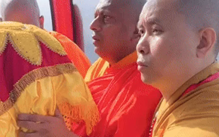 Công an Hà Nội thông tin điểm gửi xe và kiểm tra an ninh khi đến chiêm bái xá lợi Phật - Ảnh 2.