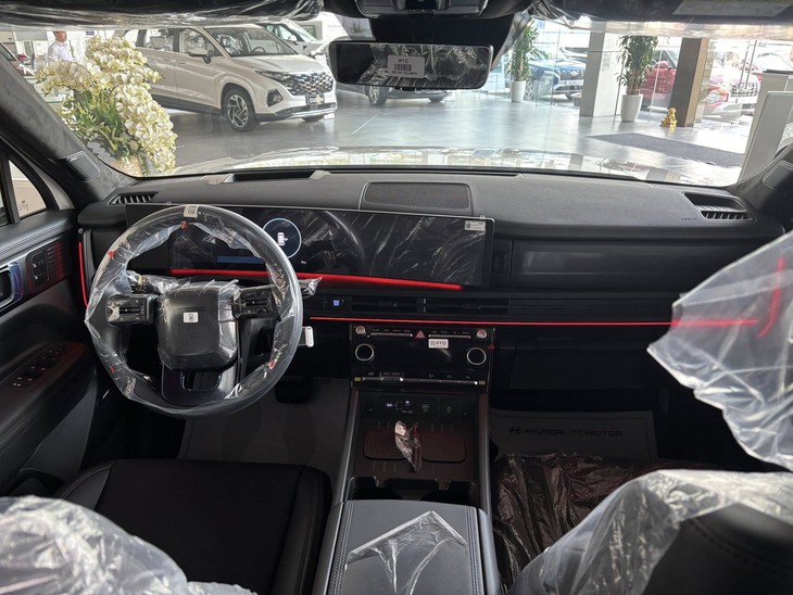Hyundai Santa Fe giảm giá gần 200 triệu đồng tại đại lý: Bản tầm trung ngang giá CR-V tiêu chuẩn, rẻ hơn xe cũ trên thị trường- Ảnh 4. Hyundai Santa Fe - Ảnh 4.