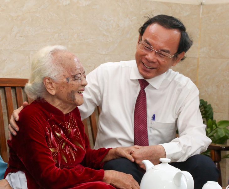 Bí thư TP.HCM Nguyễn Văn Nên trao Huy hiệu 80 năm tuổi Đảng cho cụ Nguyễn Thị Thanh Bình - Ảnh 3.