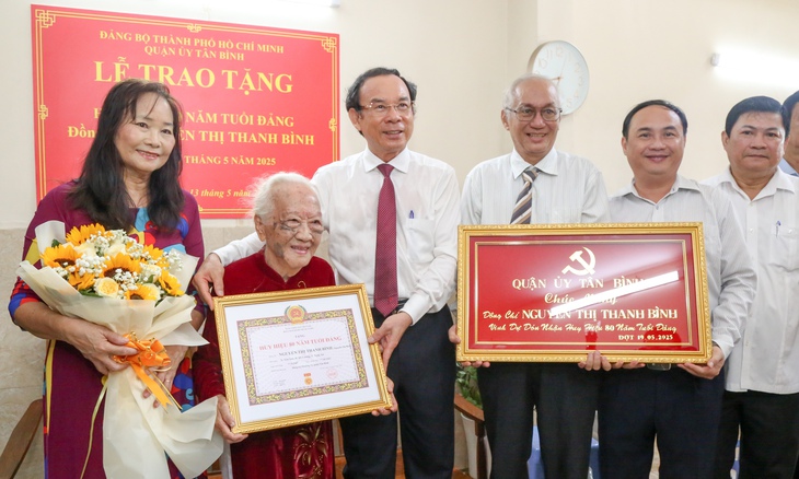 Bí thư TP.HCM Nguyễn Văn Nên trao Huy hiệu 80 năm tuổi Đảng cho cụ Nguyễn Thị Thanh Bình - Ảnh 1.
