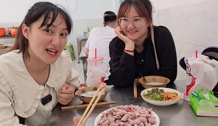 'Theo chân' YouTuber Việt sang Trung Quốc truy tìm lòng se điếu - Ảnh 3.