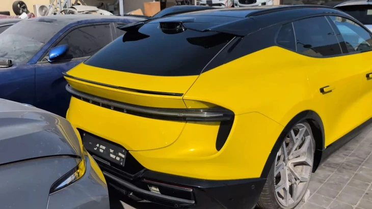 Nhiếp ảnh gia xe 'đứng hình' trước nghĩa địa xe Dubai - Ảnh 2.