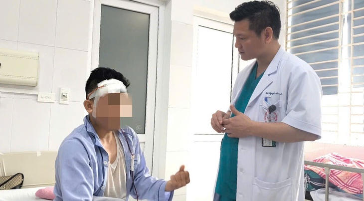 Ngã xe 2 tháng mới phát hiện bị máu tụ trong não - Ảnh 1.