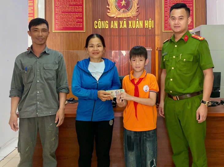 Học sinh lớp 5 nhặt được 61 triệu đồng trả lại người đánh rơi Học sinh lớp 5 nhặt được 61 triệu đồng trả lại người đánh rơi
