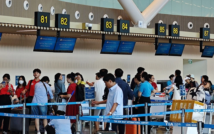 Vẫn lo khách nhầm nhà ga Tân Sơn Nhất - Ảnh 3.