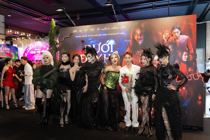 Drag queen Rau Muống Đồng chiếm spotlight, 'lầy lội' giữa dàn sao phim Dưới đáy hồ - Ảnh 2.
