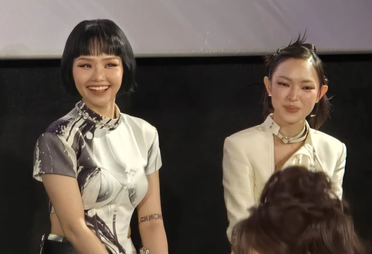 Hàng trăm khán giả chào đón 28 Em xinh say hi - Ảnh 3. Em xinh say hi - Ảnh 3.