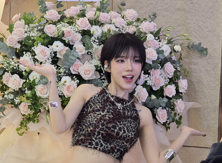 Hàng trăm khán giả chào đón 28 Em xinh say hi - Ảnh 4. Em xinh say hi - Ảnh 4.