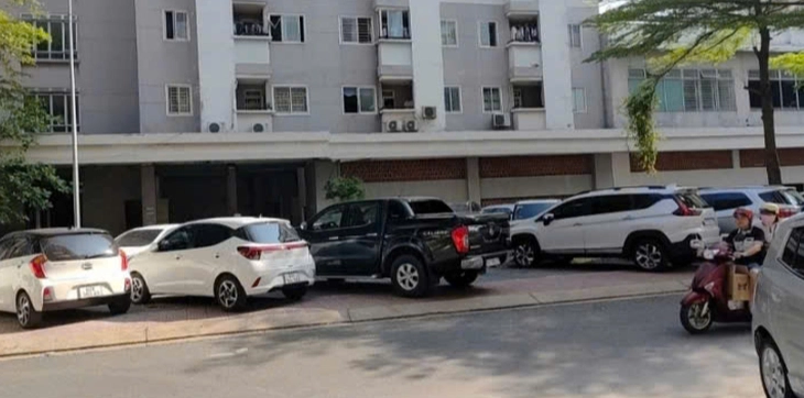 Mua nhà ở xã hội mà đi xe hơi chắn cả lối chung cư, sao giành nhà ở của người khó khăn? - Ảnh 1.