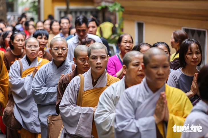 Dòng người bất tận xếp hàng thành kính vào chiêm bái xá lợi Phật tại chùa Quán Sứ - Ảnh 8. xá lợi - Ảnh 8.
