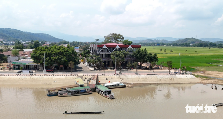 Xây nhà hàng lấn danh thắng hồ Lắk 12 năm không xử được do... chưa xác định được ranh giới - Ảnh 1.