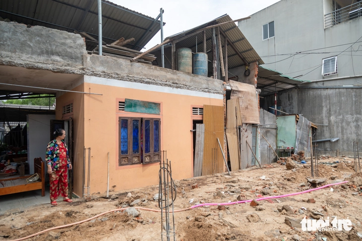Sống trong vùng dự án cảng nước sâu, dân cắn răng xây nhà trái phép vì chưa biết ngày di dời - Ảnh 1.