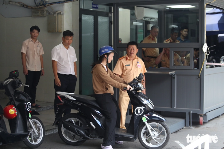 Sau sát hạch xe ô tô, CSGT TP.HCM tiếp tục tổ chức thi sát hạch xe máy lần đầu với 300 học viên - Ảnh 7.