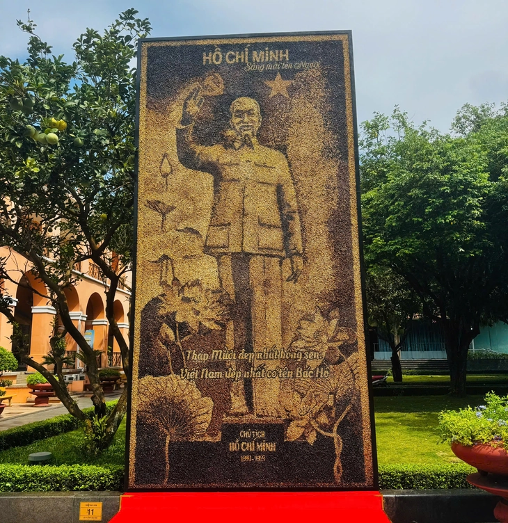 Ngắm tranh chân dung chủ tịch Hồ Chí Minh cao gần 5m từ hơn 135.000 hạt sen rang - Ảnh 4. Ngắm tranh chân dung Chủ tịch Hồ Chí Minh cao gần 5m từ hơn 135.000 hạt sen - Ảnh 4.