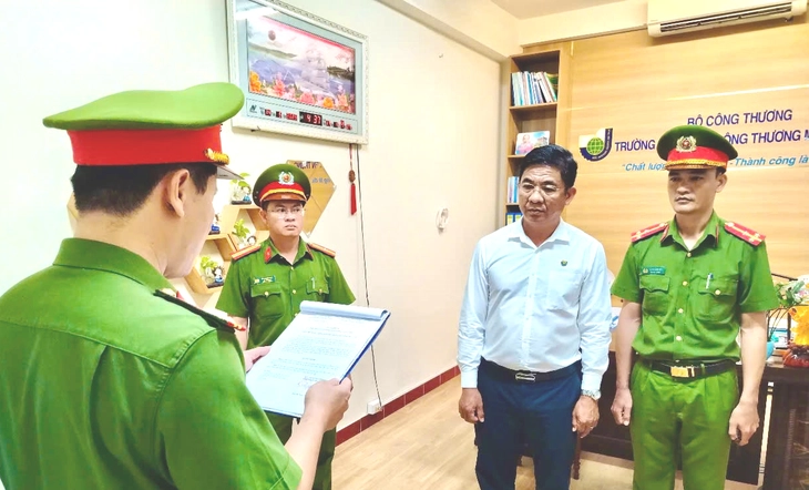 Bắt tạm giam hiệu trưởng Trường cao đẳng Công thương miền Trung - Ảnh 1.