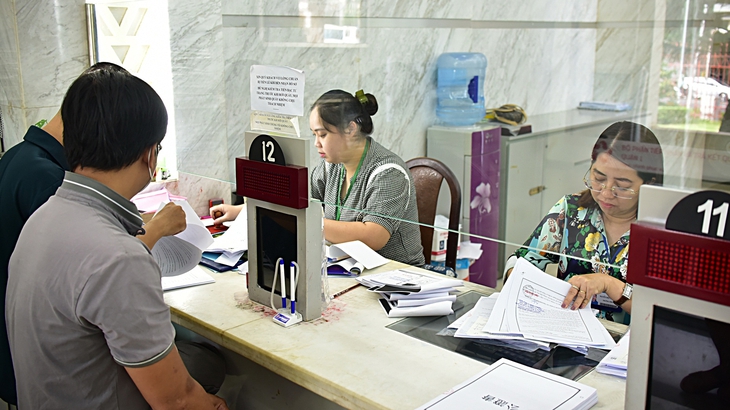 Mong 'lấp đầy' thông tin trên VNeID để giảm sao y, công chứng - Ảnh 1.
