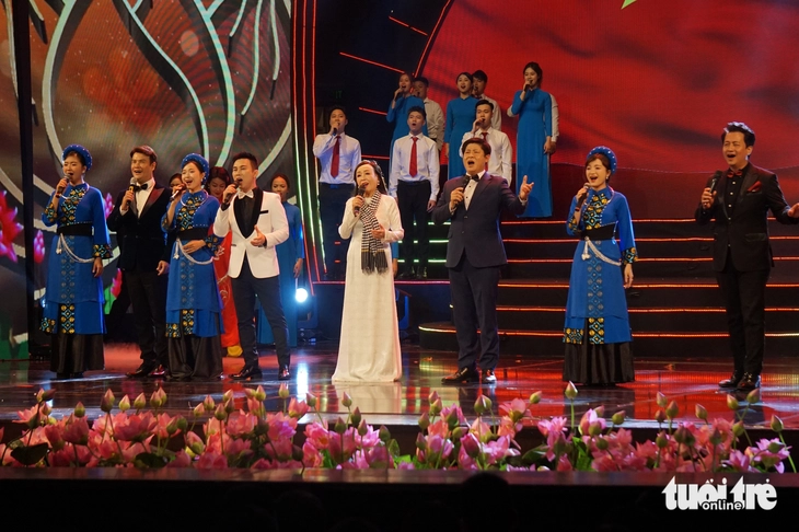 Hai chàng trai ngoại quốc Cee Jay và Charlie Winston hát ‘Bài ca Hồ Chí Minh’ mừng sinh nhật Bác - Ảnh 3. Cee Jay và Charlie Winston hát ‘Bài ca Hồ Chí Minh’ mừng sinh nhật Bác - Ảnh 3.