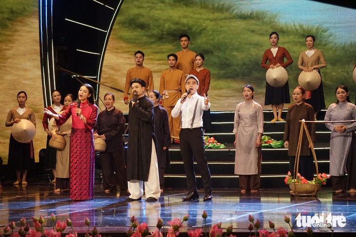 Hai chàng trai ngoại quốc Cee Jay và Charlie Winston hát ‘Bài ca Hồ Chí Minh’ mừng sinh nhật Bác - Ảnh 5. Cee Jay và Charlie Winston hát ‘Bài ca Hồ Chí Minh’ mừng sinh nhật Bác - Ảnh 5.
