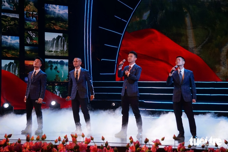 Hai chàng trai ngoại quốc Cee Jay và Charlie Winston hát ‘Bài ca Hồ Chí Minh’ mừng sinh nhật Bác - Ảnh 6. Cee Jay và Charlie Winston hát ‘Bài ca Hồ Chí Minh’ mừng sinh nhật Bác - Ảnh 6.