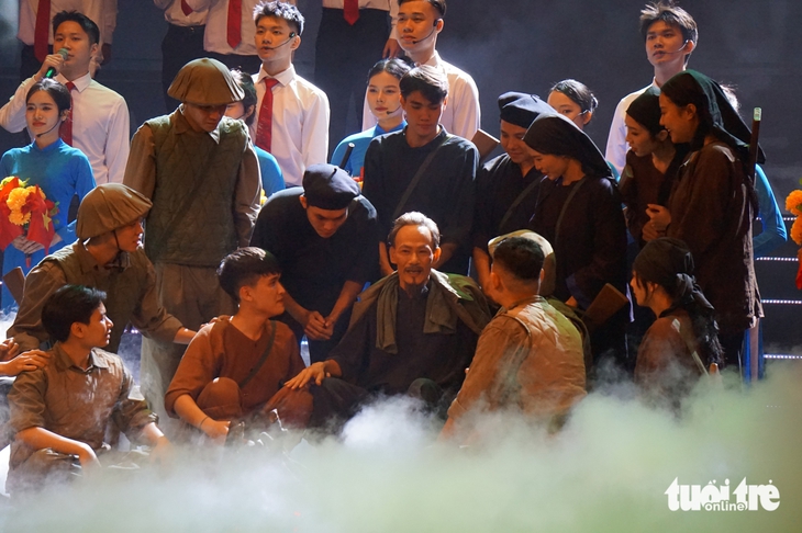 Hai chàng trai ngoại quốc Cee Jay và Charlie Winston hát ‘Bài ca Hồ Chí Minh’ mừng sinh nhật Bác - Ảnh 7. Cee Jay và Charlie Winston hát ‘Bài ca Hồ Chí Minh’ mừng sinh nhật Bác - Ảnh 7.