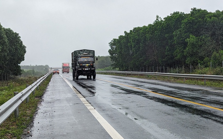 Xe tải mất lái lật trên cao tốc Cam Lộ – La Sơn, hai người bị thương - Ảnh 2.