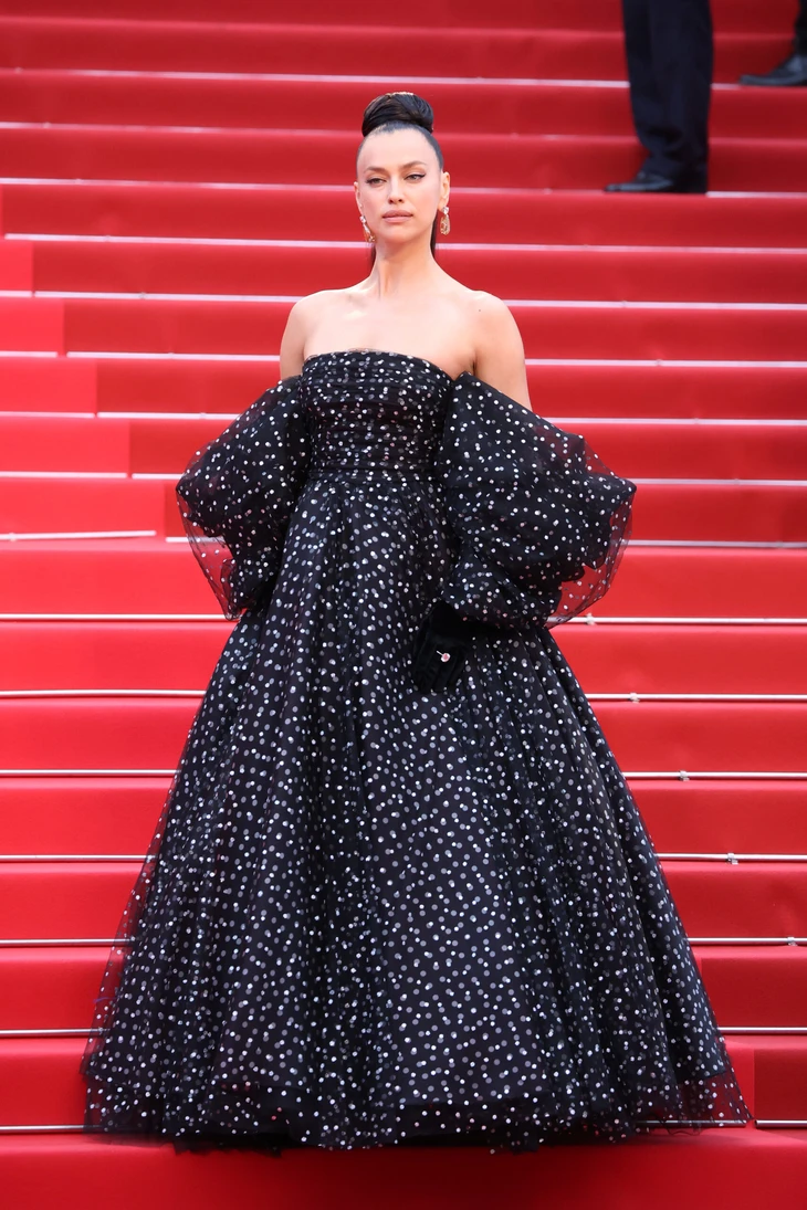 Nữ hoàng gợi cảm Heidi Klum, Bella Hadid đối phó với lệnh cấm mặc hở tại Cannes 2025 thế nào? - Ảnh 5.