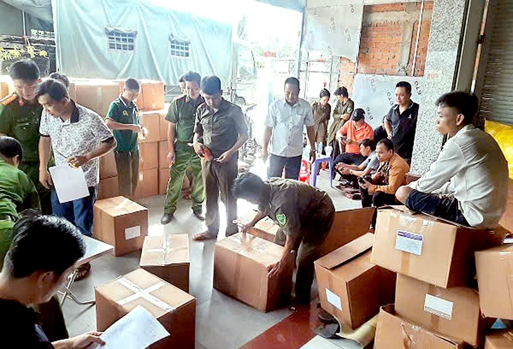 Một xã ở Sóc Trăng phát hiện gần 8 tấn sữa, thực phẩm chức năng không rõ nguồn gốc - Ảnh 1.