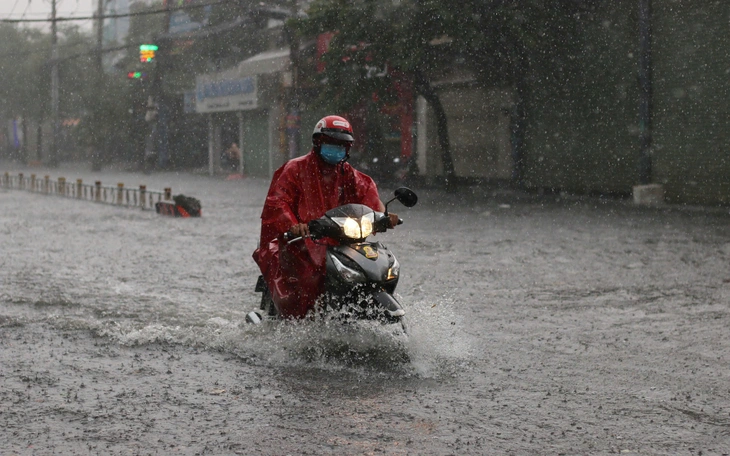 Mây dông tràn từ hướng Campuchia về TP.HCM, Củ Chi đã mưa - Ảnh 2.