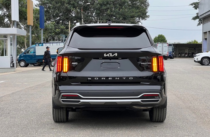 Giá Kia Sorento lần đầu giảm dưới mốc 900 triệu tại đại lý: Rẻ nhất phân khúc, ngang CX-5 bản tầm trung, dọn kho chờ bản mới sắp ra mắt- Ảnh 6. Kia Sorento - Ảnh 4.