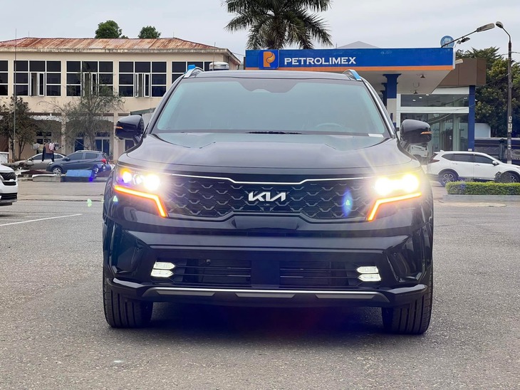 Giá Kia Sorento lần đầu giảm dưới mốc 900 triệu tại đại lý: Rẻ nhất phân khúc, ngang CX-5 bản tầm trung, dọn kho chờ bản mới sắp ra mắt- Ảnh 5. Kia Sorento - Ảnh 3.